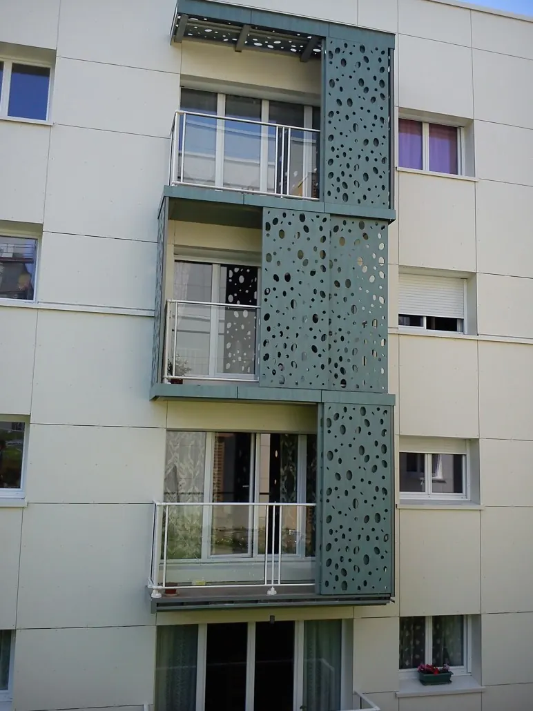 Habillage de balcon en panneaux de stratifié perforés vert