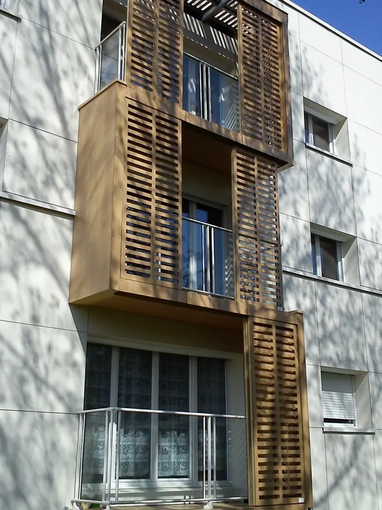 Habillage de balcon et brise-soleil en stratifié aspect bois