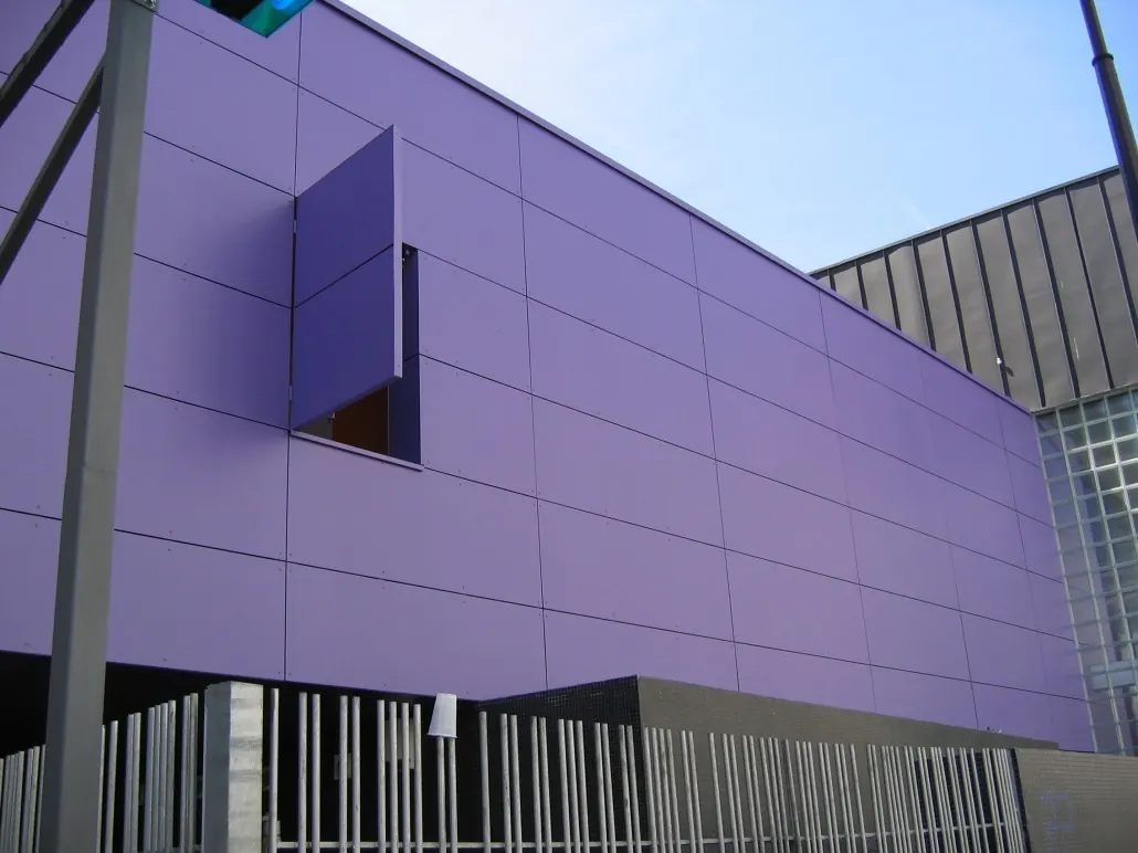 Façade en panneaux de stratifié violet d'un gymnase