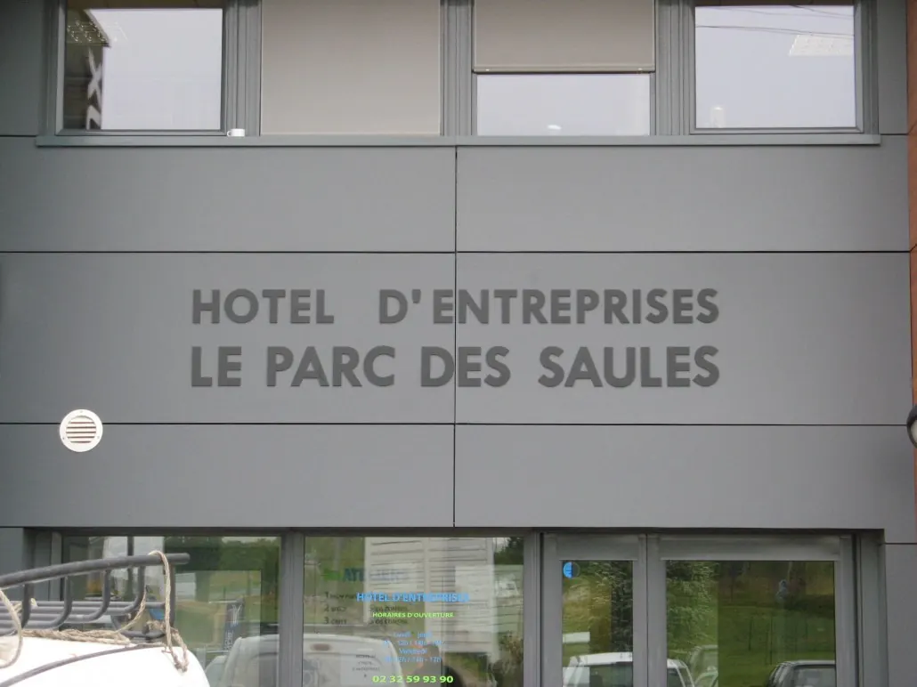 Bardage en stratifié avec lettrage découpé sur un hôtel d'entreprises