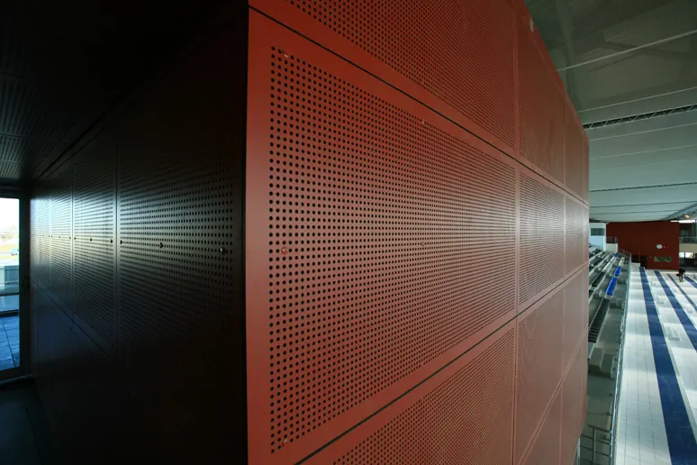 Panneau de stratifié rouge perforé