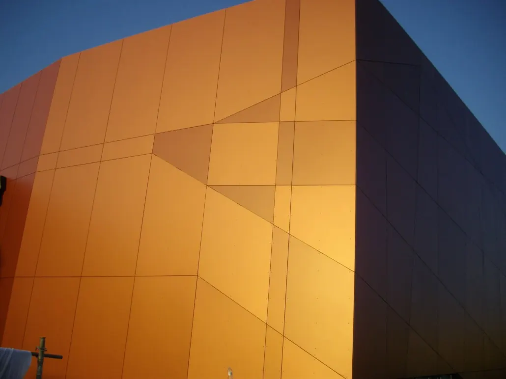 Façade en panneaux de stratifié orange et noir