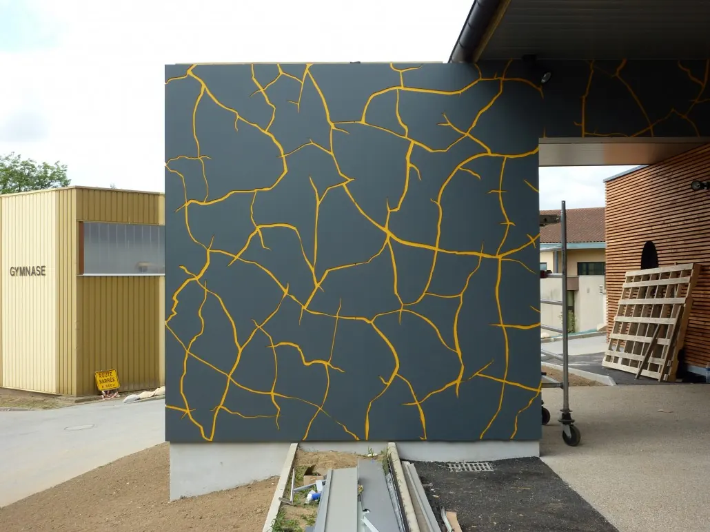 Façade en panneaux de stratifié gris à motif craquelé jaune