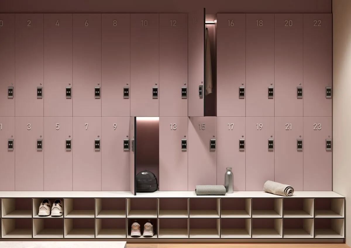 Casiers numérotés en stratifié rose avec serrures électroniques et banc