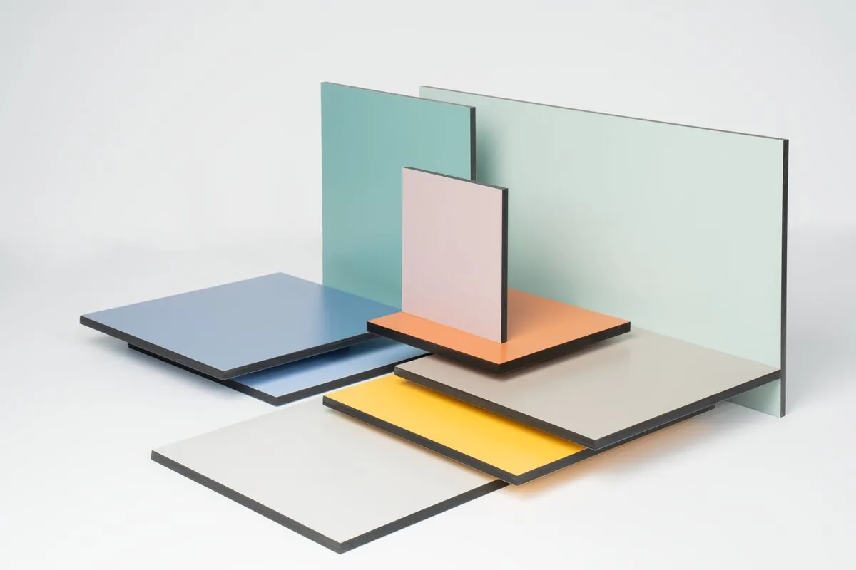 Plaques de stratifié massif en plusieurs coloris