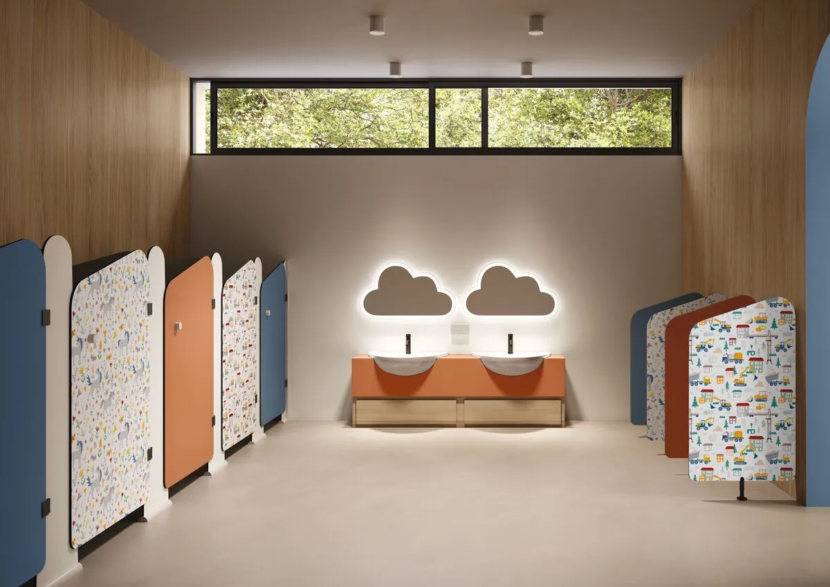 Sanitaires enfants : cabines en stratifié à motifs