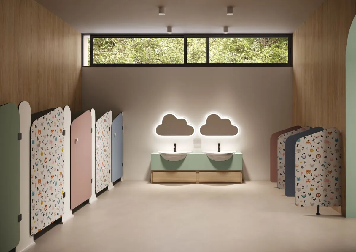 Sanitaires pour enfants : cabines colorées à motifs alphabet et animaux
