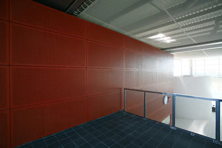 Revêtement mural en panneaux de stratifié rouge